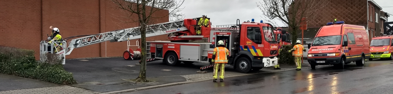 Ladderwagen en signalisatiewagen brandweer