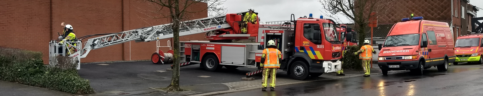 Ladderwagen en signalisatiewagen brandweer