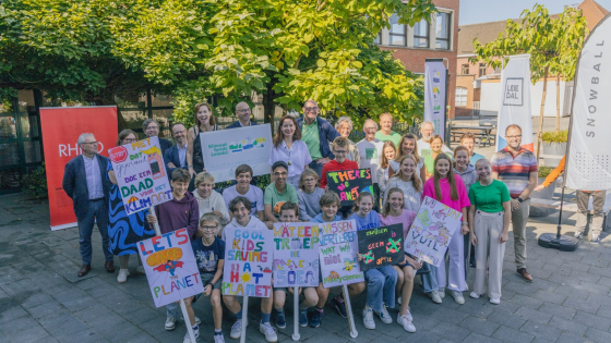 kinderen poseren met panfletten met klimaatoproepen