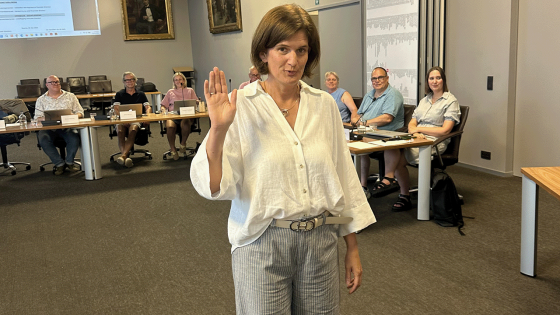 Inge Bouckhout legt de eed af in de hand van de voorzitter van de gemeenteraad