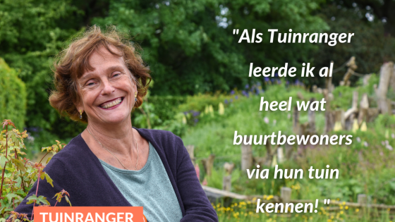 tuinranger Jeanine poseert in tuin