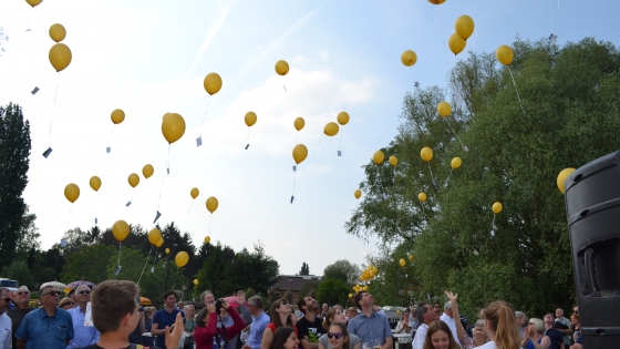 Ballonnen worden opgelaten bij opening Vlaspark
