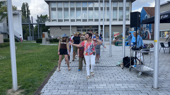 vrijwilligers nemen deel aan een gratis initiatie linedance op het marktplein
