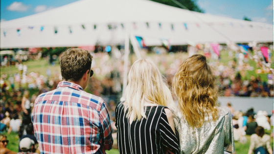 mensen op een festivalweide