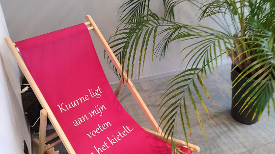 zetel in financiële dienst naast palmier