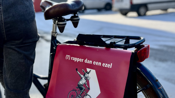 gloednieuwe Kuurne fietstas aan een fiets met fietser