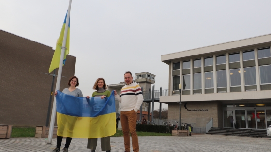 Oekraïnse vlag word gehesen aan gemeentehuis nav oorlog