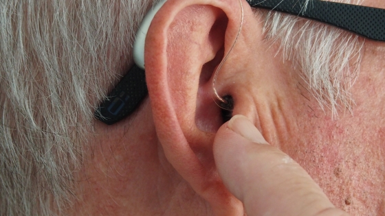 oor met gehoorapparaat